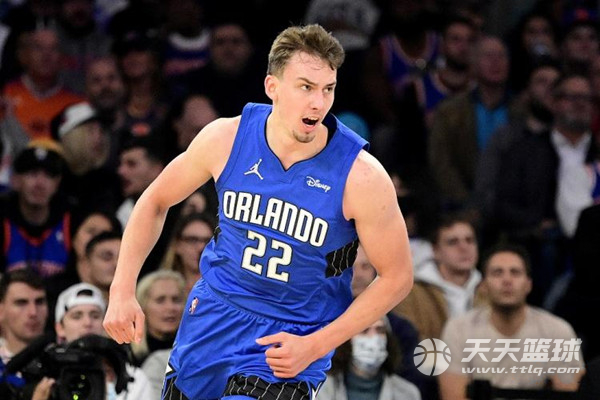 官方:为纪念国际反对种族主义周,拜仁周末将穿特制球衣出战.